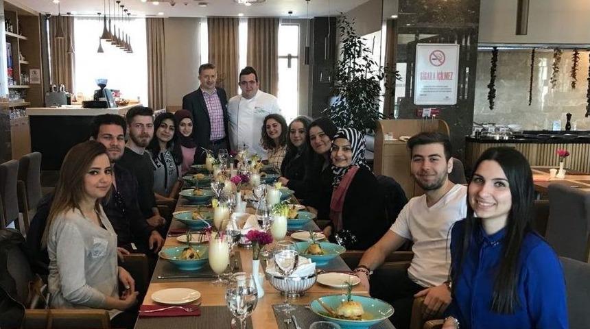 Gastronomi &Ouml;ğrencilerine Uygulamalı Eğitim