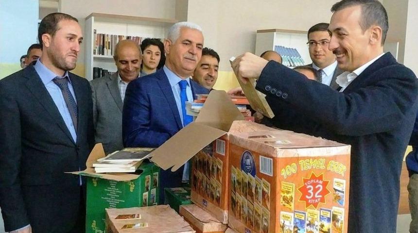 Edremit Belediyesinden Okullara 20 Bin Kitap