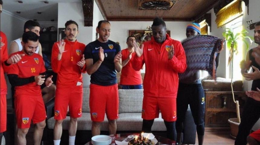 Asamoah Gyan 32. Yaş G&uuml;n&uuml;n&uuml; Takım Arkadaşları İle Kutladı