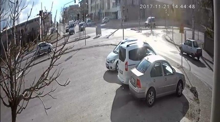 Trafikte Giden &Ccedil;&ouml;p Konteyneri İlgin&ccedil; G&ouml;r&uuml;nt&uuml;ler Oluşturdu