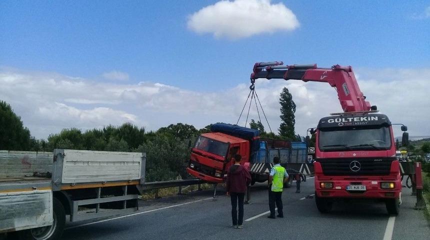 Aliağa&rsquo;da Kamyon Bariyerlere &Ccedil;arptı: 1 Yaralı