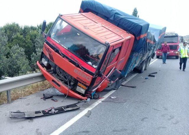 Aliağa’da Kamyon Bariyerlere Çarptı: 1 Yaralı