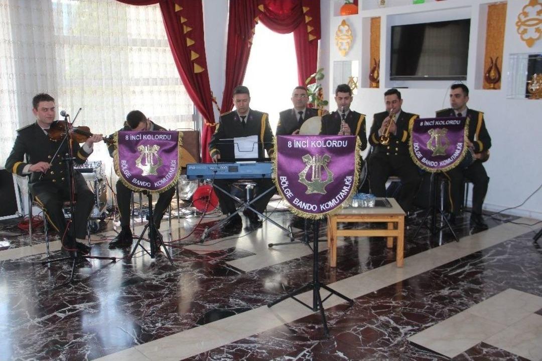 Askeri Bando, Huzurevi Sakinleri İ&ccedil;in &Ccedil;aldı