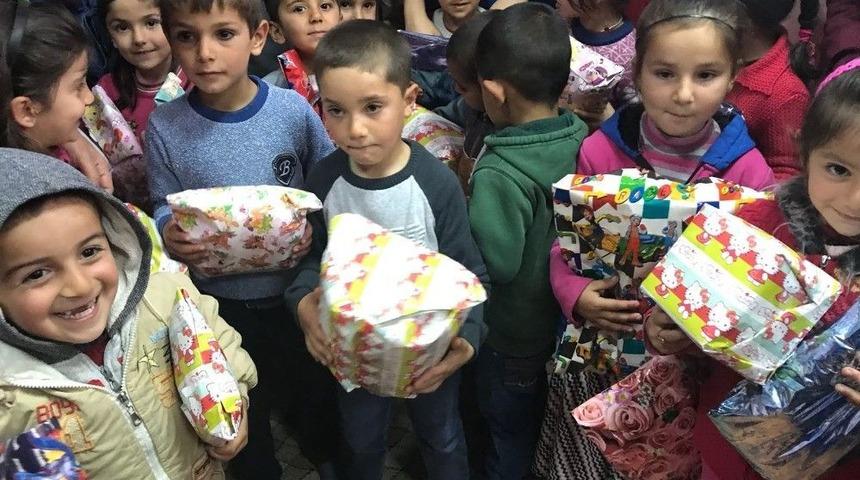 &Ouml;ğrenciler, Miniklere Oyuncak Hediye Etti