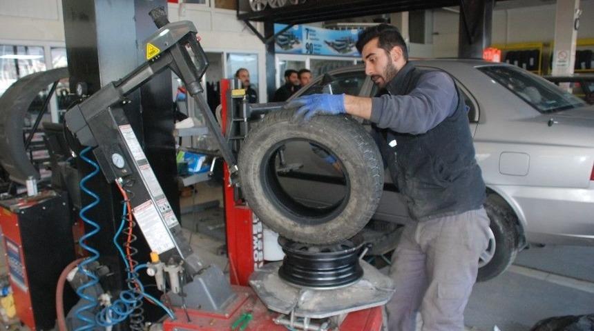 Kar Yağdı, Lastik&ccedil;ilerde Yoğunluk Arttı