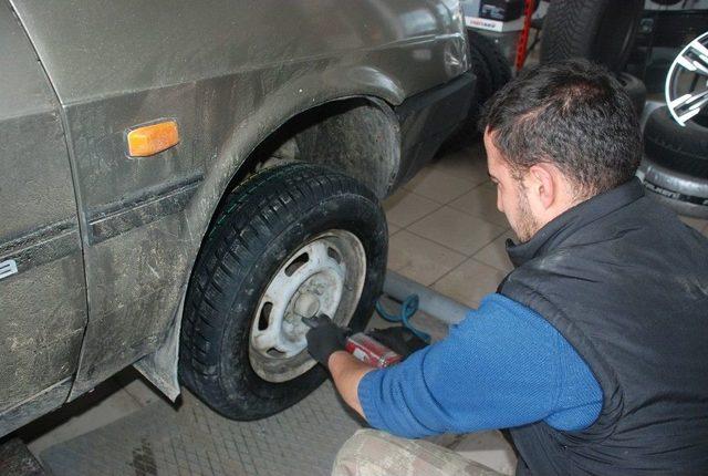 Kar Yağdı, Lastikçilerde Yoğunluk Arttı