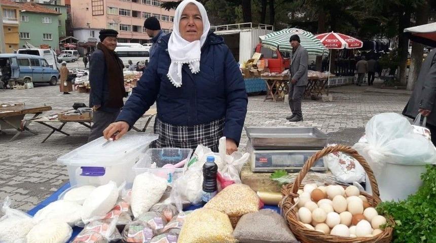 60 Yaşındaki Kadın, Ge&ccedil;imini Kendi &Uuml;rettiği &Uuml;r&uuml;nleri Satarak Sağlıyor