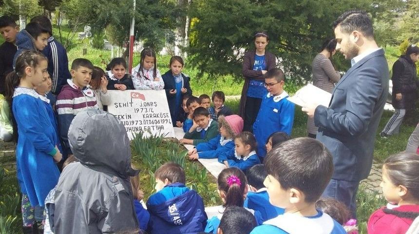 Öğrenciler, Şehit Jandarma Uzman Onbaşı Tekin Karaköse’nin Kabrini Ziyaret