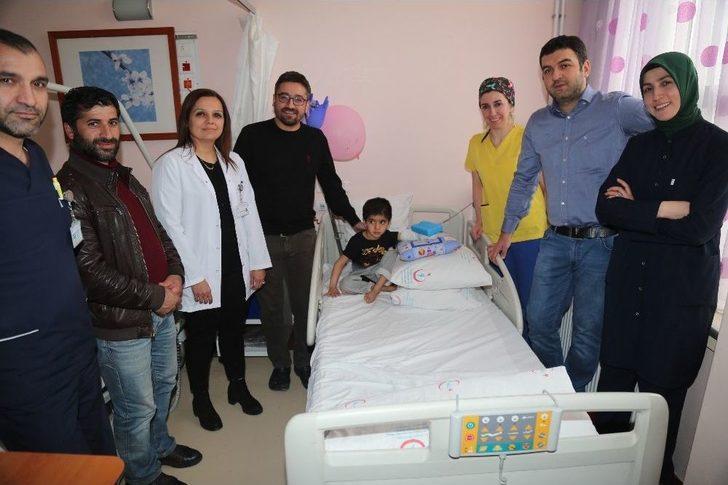 4 Yaşında Ki Eli Ters Olan Küçük Şiar Sağlığına Kavuştu G1