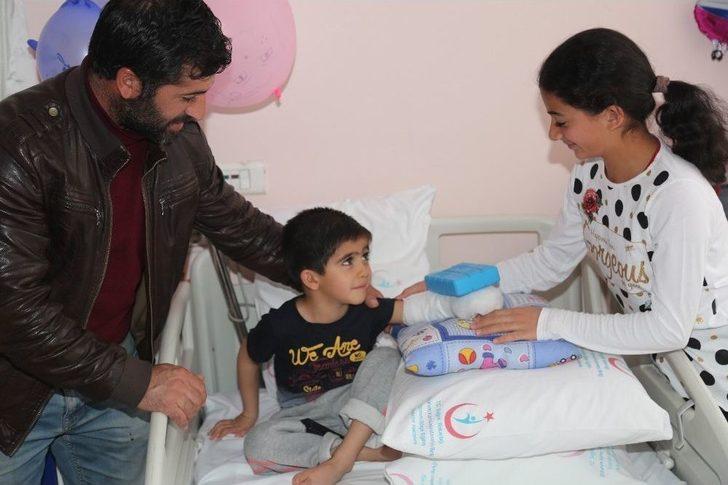 4 Yaşında Ki Eli Ters Olan Küçük Şiar Sağlığına Kavuştu G3