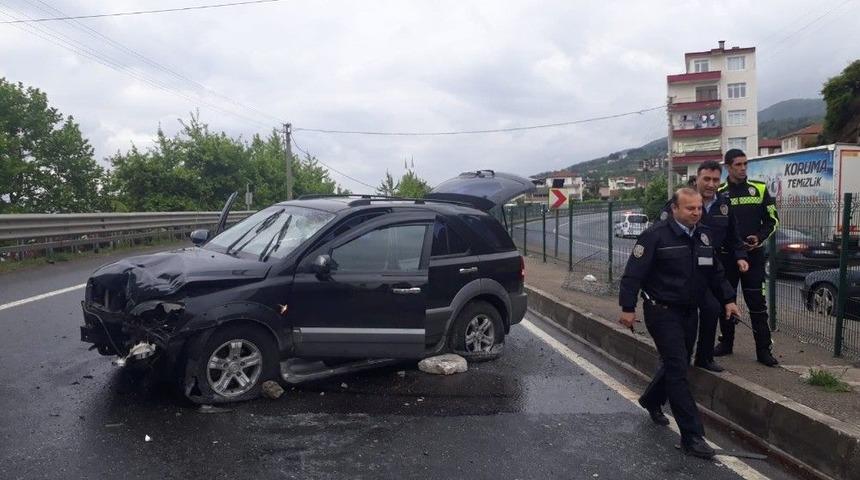 Kontrolden &Ccedil;ıkan Cip, Demir Bariyerleri Aşıp Yolun Karşı Şeridine Ge&ccedil;ti: 1 Yaralı
