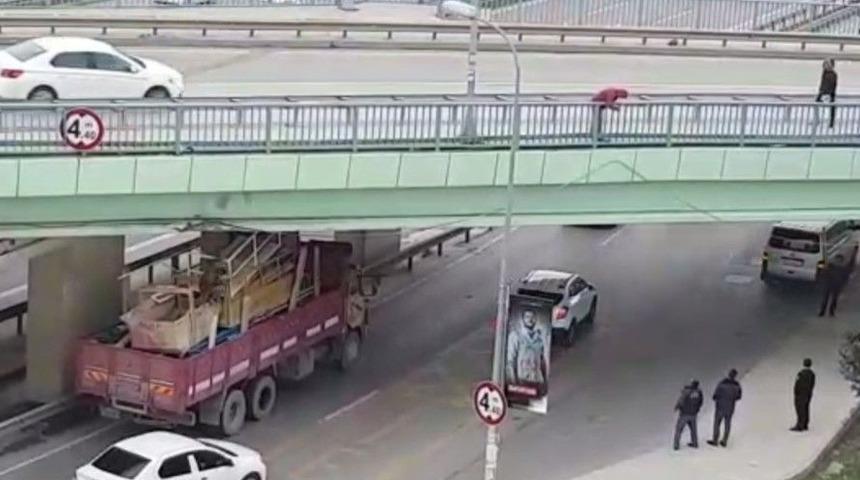 (&ouml;zel Haber) Pendik&rsquo;te Aşırı Y&uuml;kl&uuml; Kamyon Alt Ge&ccedil;ide Takıldı