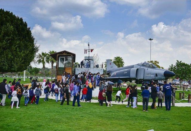 Büyükşehir’den 260 Öğrenciye Gondol Turu