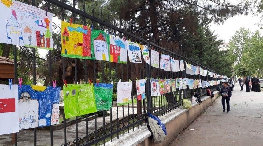 Öğrencilerin Resimleri Kaldırımda Sergilendi