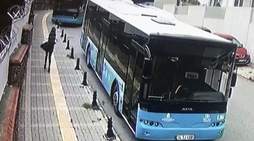 (&ouml;zel Haber) &Uuml;mraniye&rsquo;de Halk Otob&uuml;s&uuml; Okulun Bariyerlerinde Asılı Kaldı