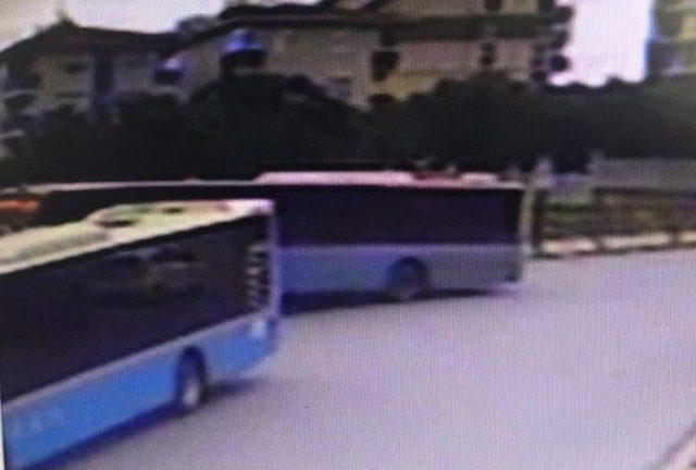 (özel Haber) Ümraniye’de Halk Otobüsü Okulun Bariyerlerinde Asılı Kaldı