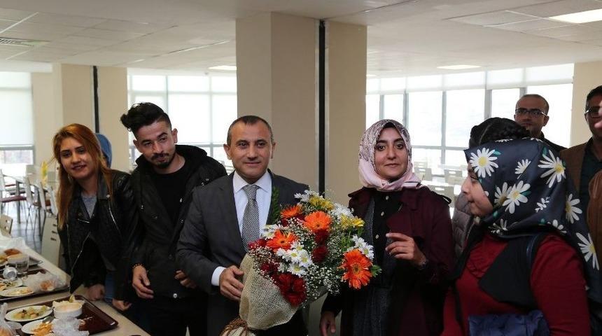 Vali Sonel, Sıraya Girdi Yemeğini Alıp &Ouml;ğrencilerin Masasına Oturdu