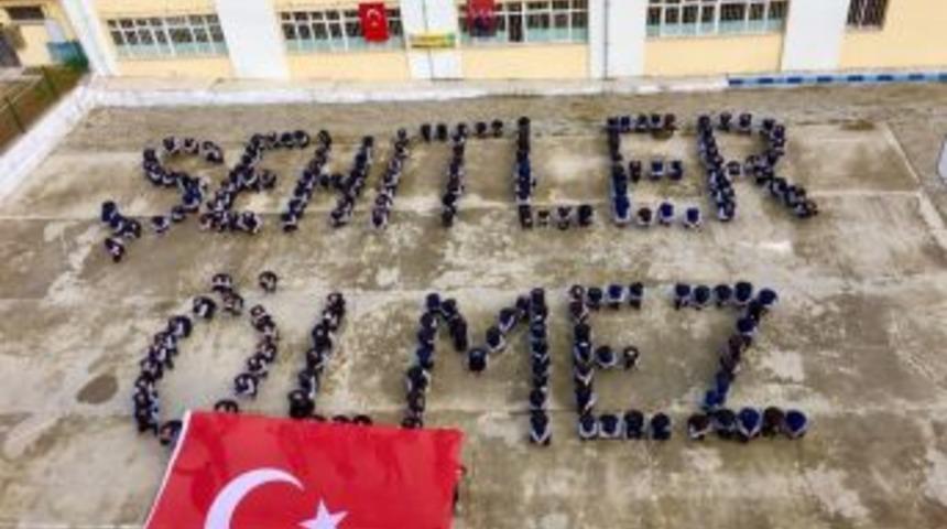 Lise &Ouml;ğrencileri Bedenleriyle &ldquo;şehitler &Ouml;lmez&rdquo; Yazdı