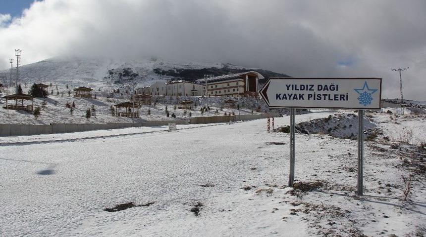 Sivas&rsquo;ta Kayak Merkezine Mevsimin İlk Karı Yağdı