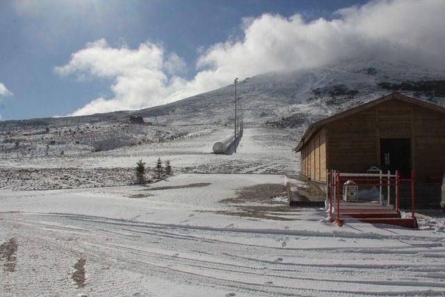 Sivas&rsquo;ta Kayak Merkezine Mevsimin İlk Karı Yağdı 2