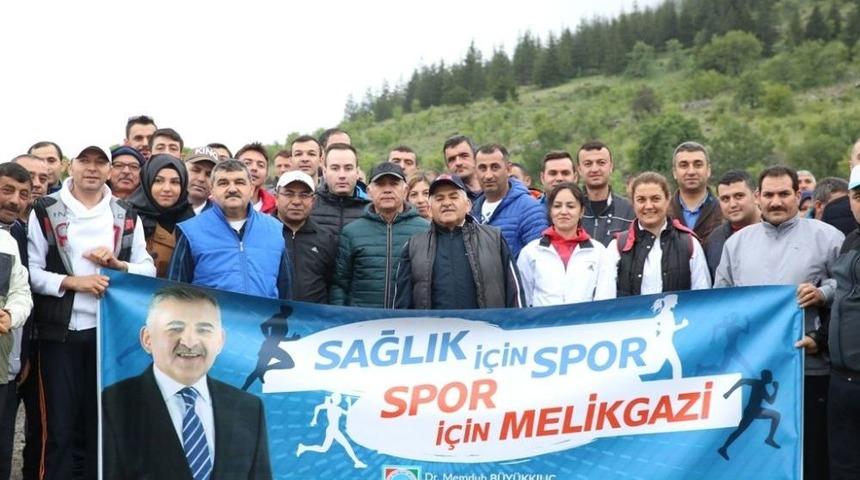 Başkan B&uuml;y&uuml;kkılı&ccedil; Belediye Personeli İle Birlikte Doğa Y&uuml;r&uuml;y&uuml;ş&uuml;nde
