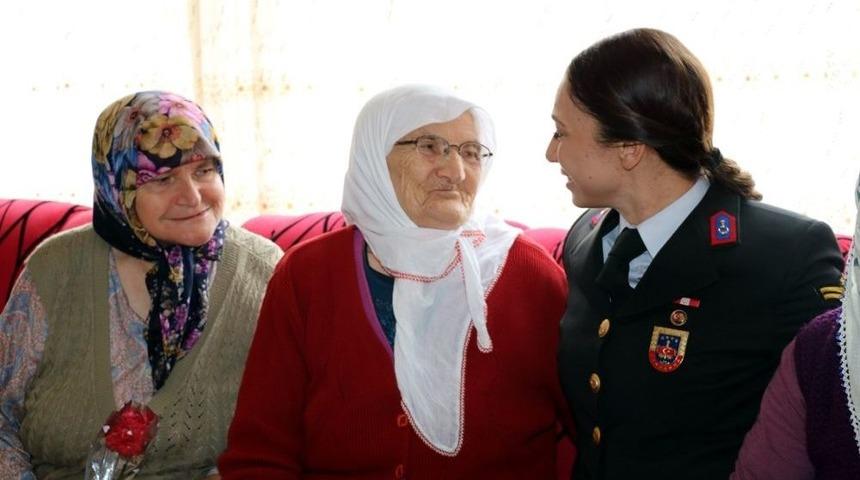 Jandarman&rsquo;dan Anneler G&uuml;n&uuml; S&uuml;prizi