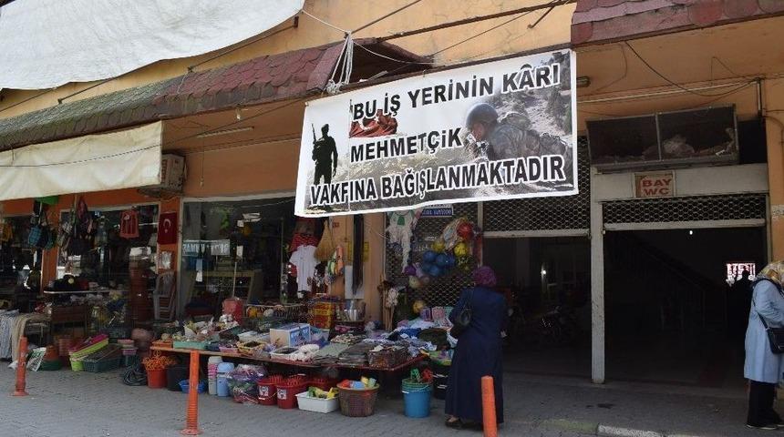 Kazancının Hepsini Mehmet&ccedil;ik Vakfı&rsquo;na Yatırıyor