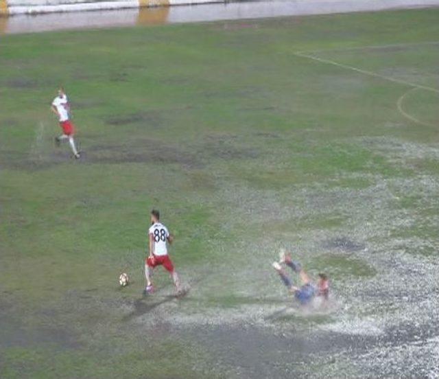 Yeşil Sahalarda Su Topu Gibi Futbol Maçı