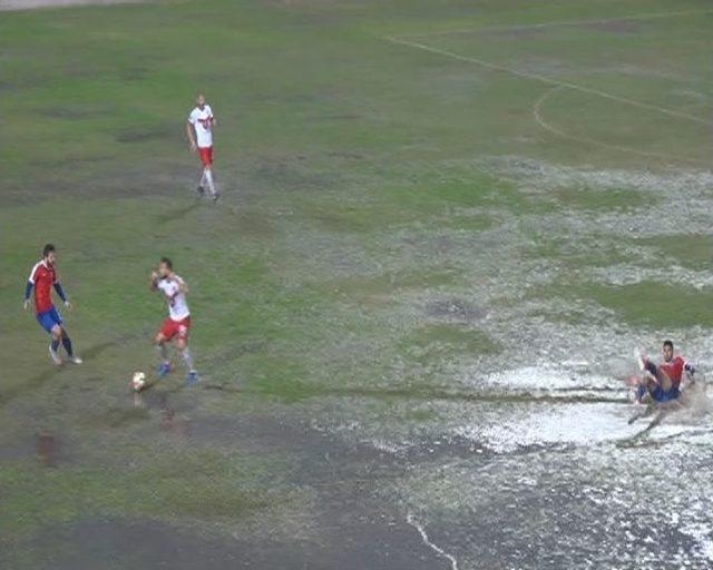 Yeşil Sahalarda Su Topu Gibi Futbol Maçı