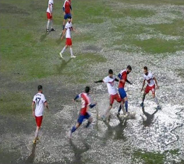 Yeşil Sahalarda Su Topu Gibi Futbol Maçı