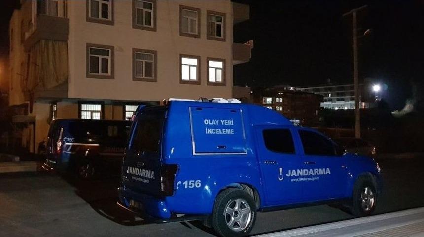 Otele İş G&ouml;r&uuml;şmesine Giden Eski Karısını Bı&ccedil;akladı