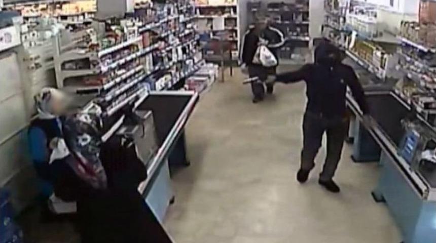 Su&ccedil;&uuml;st&uuml; Yakalanan Gasp&ccedil;ı 17 Bin Lirayı Yola Savurdu