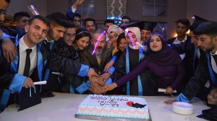 &Ouml;ğrenciler Mezuniyet Sevinci Yaşadı