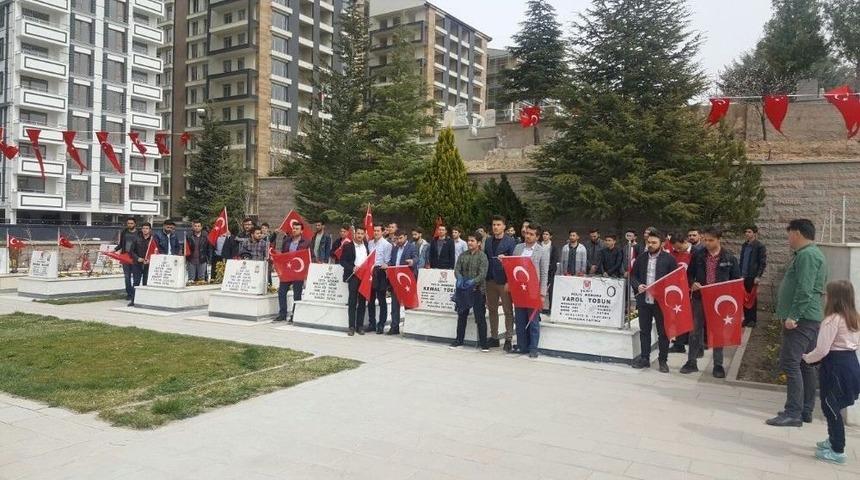 &Uuml;niversite &Ouml;ğrencileri &Ouml;mer Halisdemir&rsquo;i Ziyaret Etti