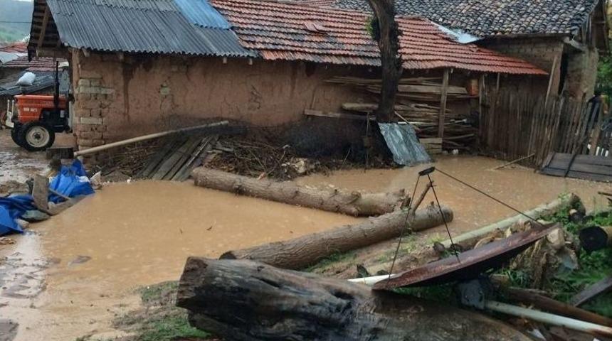Bilecik&rsquo;te Aşırı Yağış Bir Ev Ve Ahırda Hasar Meydana Getirdi