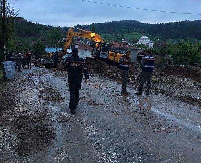 Bilecik’te Aşırı Yağış Bir Ev Ve Ahırda Hasar Meydana Getirdi