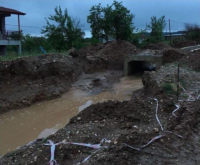 Bilecik’te Aşırı Yağış Bir Ev Ve Ahırda Hasar Meydana Getirdi