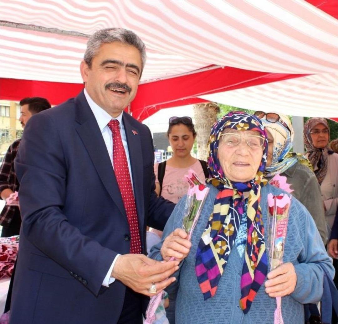 Başkan Alıcık Anneler G&uuml;n&uuml;&rsquo;n&uuml; Kutladı