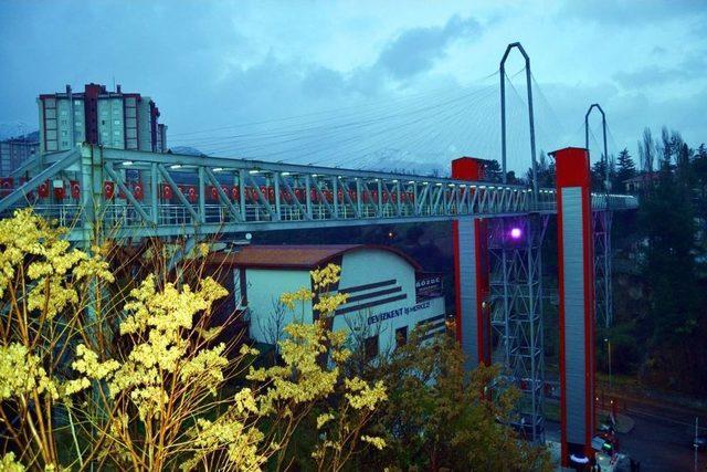8 Yılda Mahalleleri Asansör Ve Yaya Köprüleri İle Birleştirdi