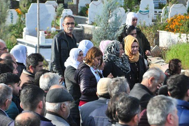 Hdp&rsquo;li Vekil Ter&ouml;rist Cenazesine Katıldı 1