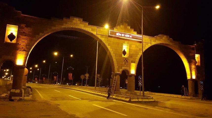 &Ccedil;aldıran İl&ccedil;esinin Girişi Işıklarla S&uuml;slendi
