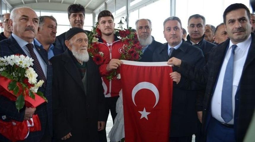 Taşkesenligil, &ldquo;ert&uuml;rk Kardeşlerden Zafer Bekliyoruz&rdquo;