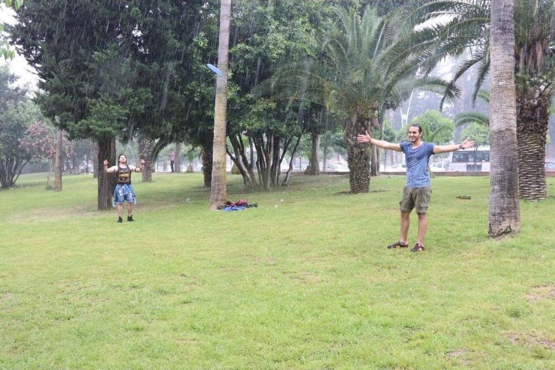 Duş Alamayan Kamp&ccedil;ıların İmdadına Yağmur Yetişti