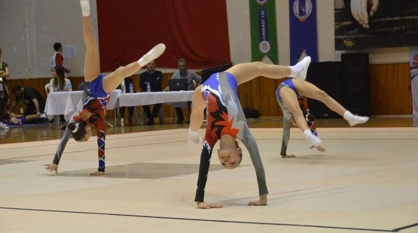 Minikler Kuşadası’nda Hünerlerini Sergiledi