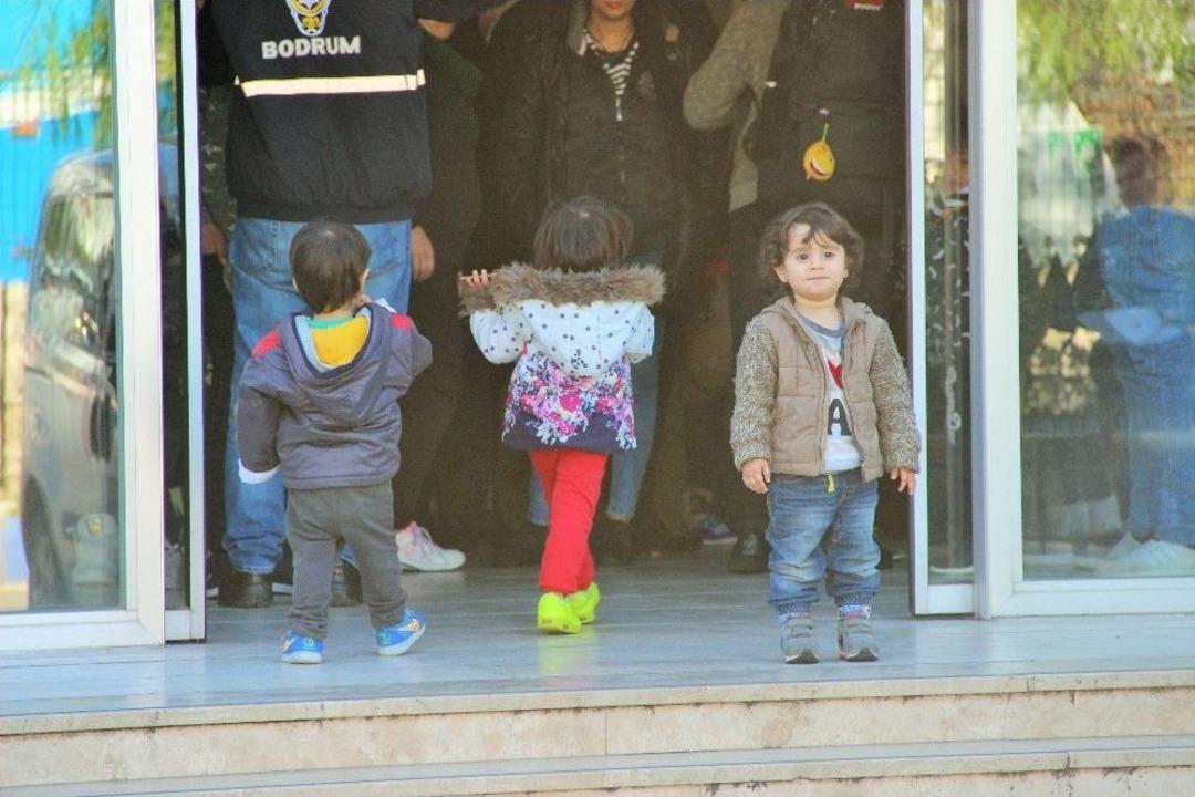 Dalgalı Denizde Ka&ccedil;maya &Ccedil;alışırken Yakalandılar