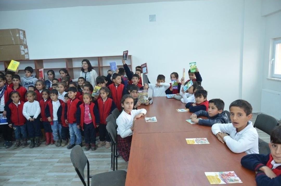 "gezici K&uuml;t&uuml;phane İle Hakkari Okuyor&rdquo; Projesi