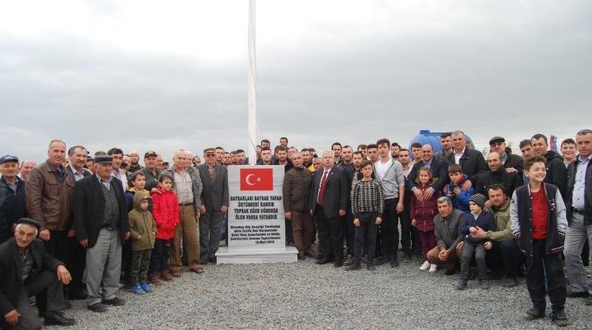 Dev T&uuml;rk Bayrağını G&ouml;ndere &Ccedil;ektiler