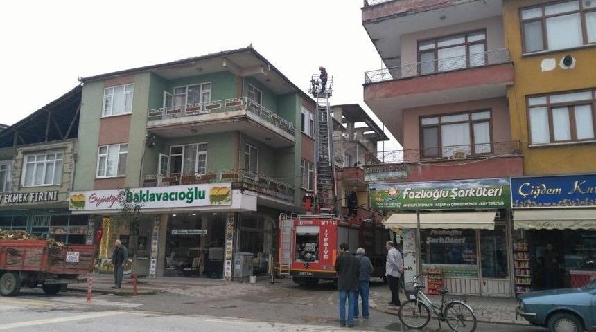 Baca Yangını &Ccedil;evredeki Binalara Sı&ccedil;ramadan S&ouml;nd&uuml;r&uuml;ld&uuml;