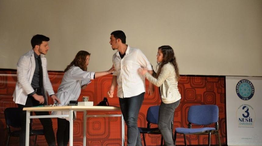 Tıbbiyelilerden Tiyatrolu Mesaj