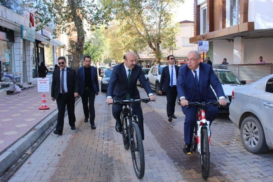 Bakan Yardımcısı T&uuml;fek&ccedil;i Şehir Merkezini Bisikletle Gezdi